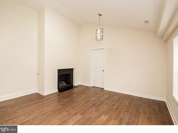 2nd image of 734 Pine St APT 3R