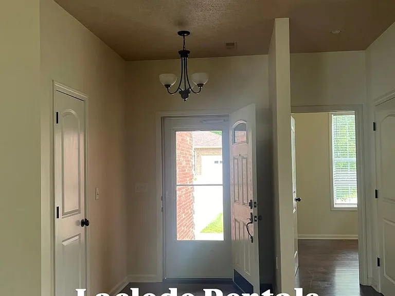 500 Zachary Dr — Photo 3