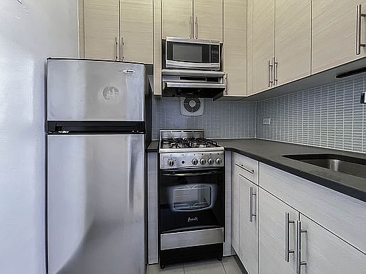 3rd image of 4 Park Ave APT 21J