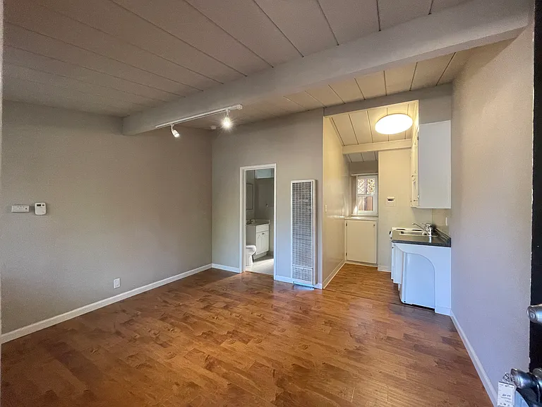 537 Mariposa Ave — Photo 4