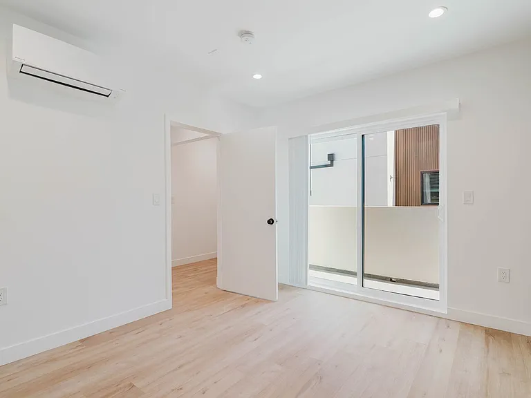 5654 1/2 Cartwright Ave — Photo 26