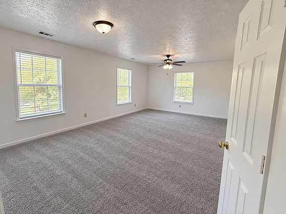 5th image of 4737 Victoria Dr