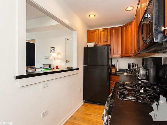 4th image of 2544 N Burling St #1123