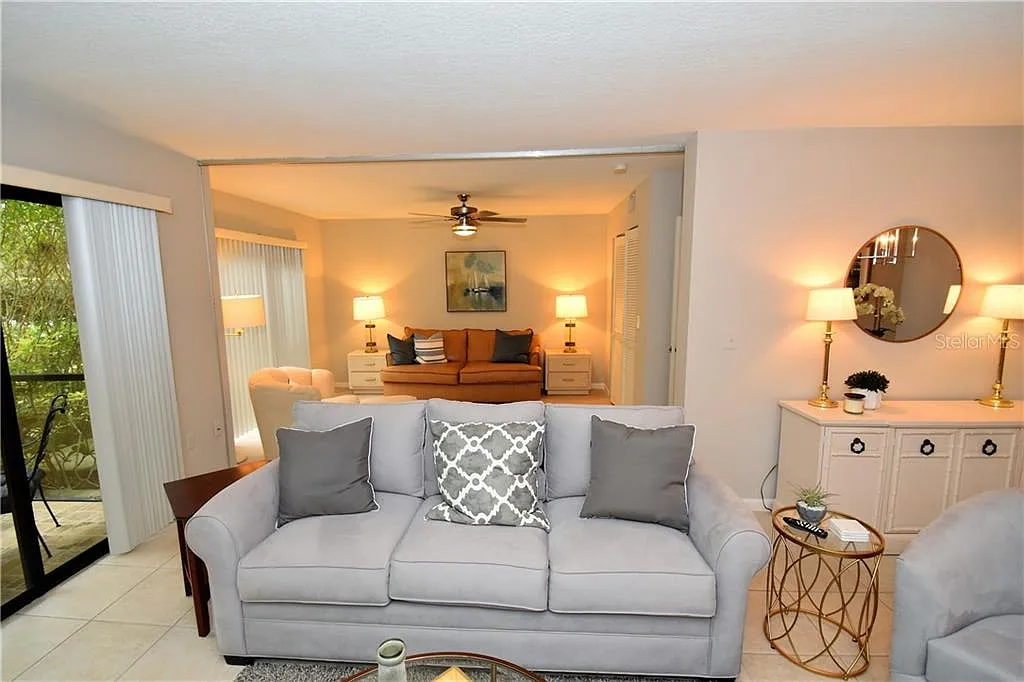 2 bed, 2.0 bath, 1077 sqft, $1,900 — Photo 4