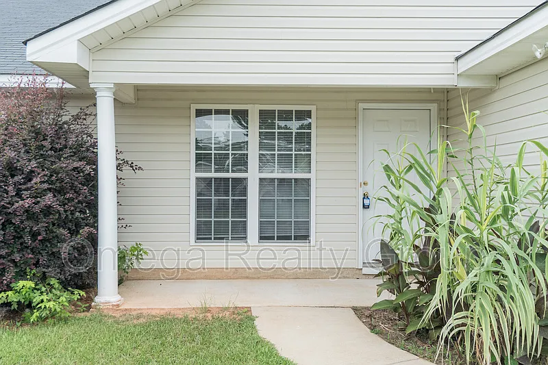 4 bed, 2.0 bath, 1396 sqft, $1,420 — Photo 4