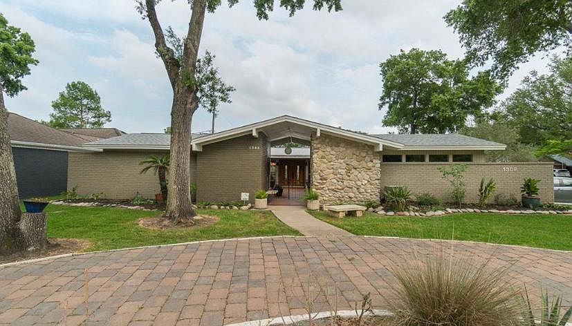 1st image of 1302 Woodland Dr