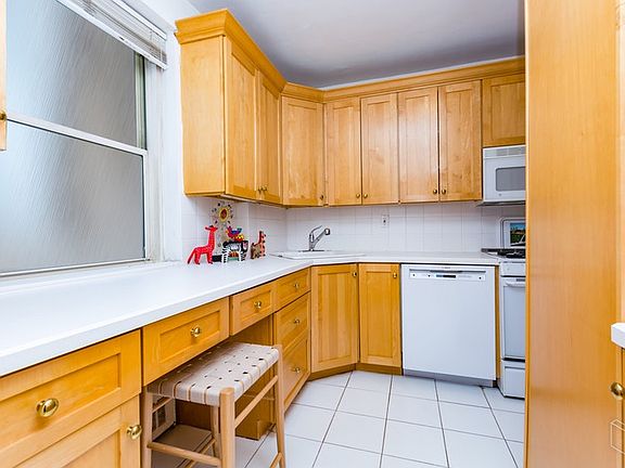 5th image of 2621 Palisade Ave