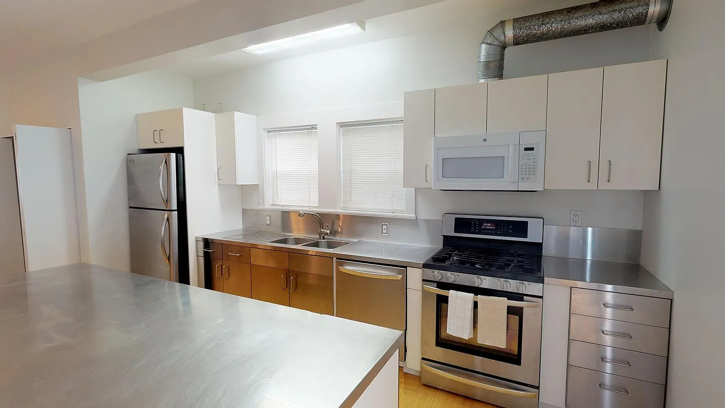 Private Bedroom in Beautiful Oakland Right Off the 580 - 3272 Hannah Street — Photo 4