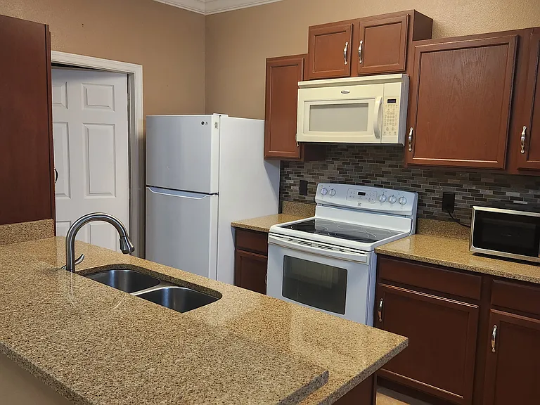 638 Madina Cir — Photo 3