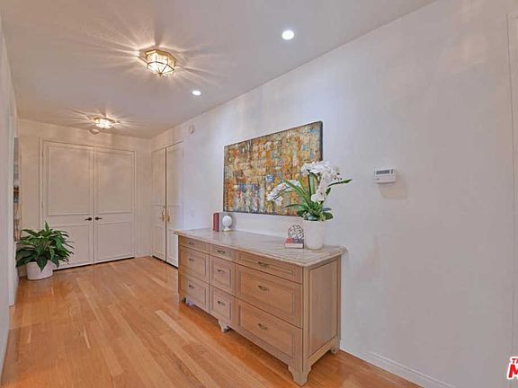 4th image of 4949 Genesta Ave Unit 305