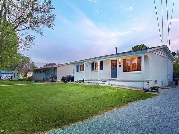 4th image of 1222 Valley Dr NW
