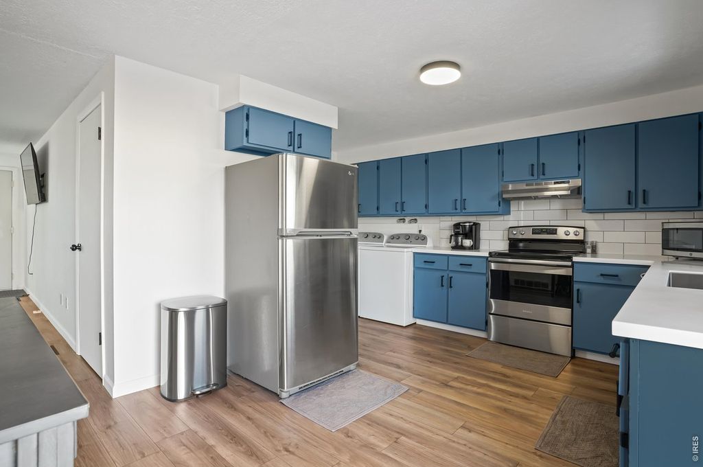 2327-2331 W 18th St