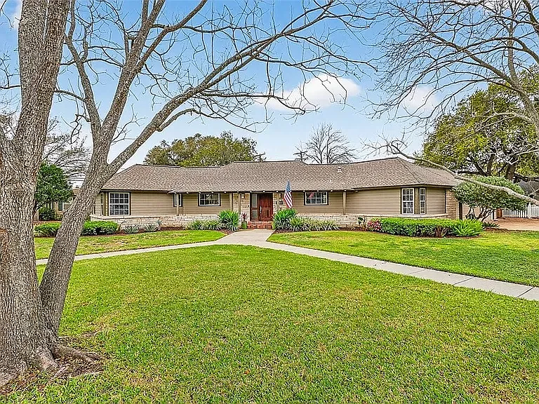 437 Delaine Dr — Photo 1