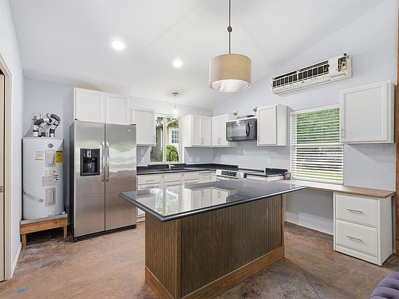 3rd image of 542 W Lake Dr