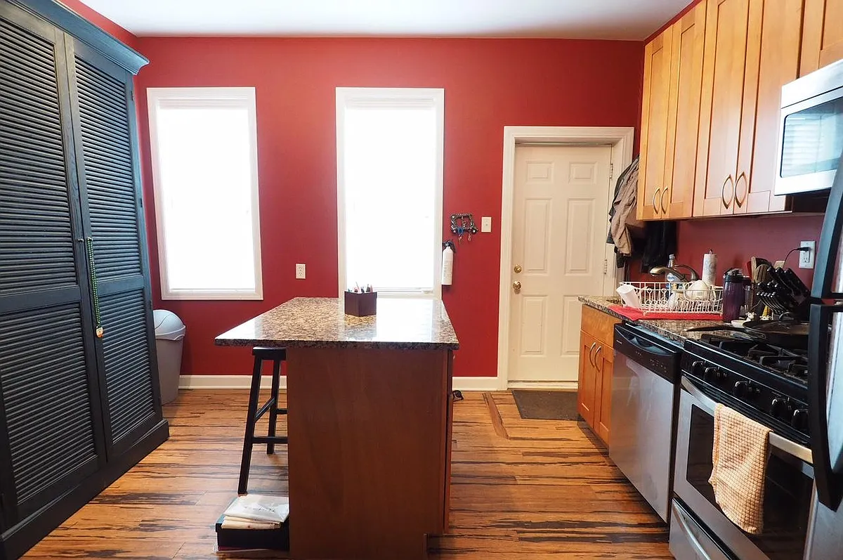 Building Photo - 2115 W Wellington Ave #1F