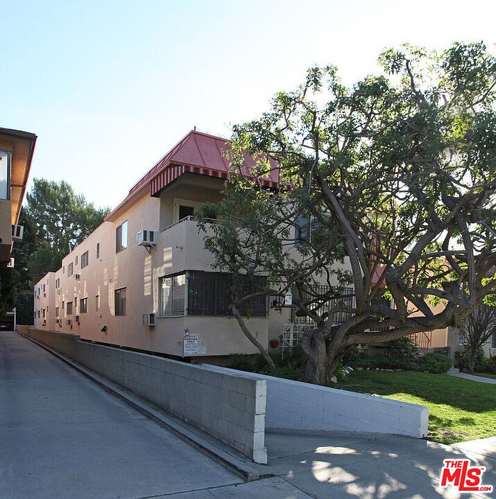 2nd image of 2130 N Beachwood Dr