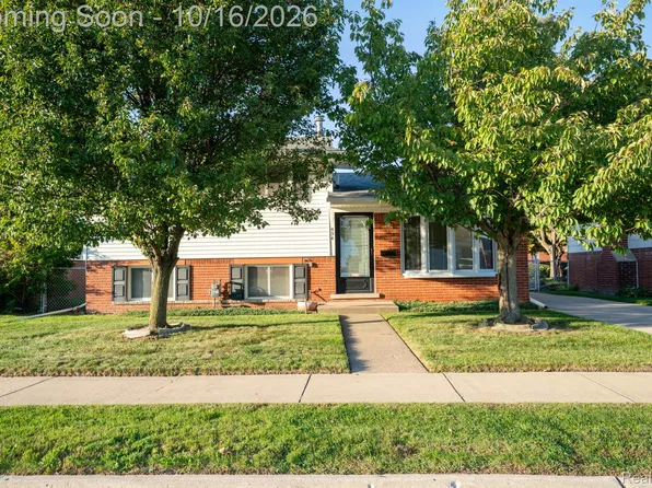 534 Saint Johns St, Wyandotte, MI 48192