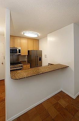 5th image of 115 E 34th St #910