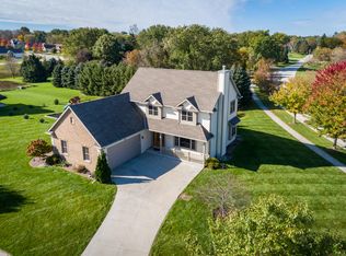 1377 Red Oak Dr, Hartford, WI 53027