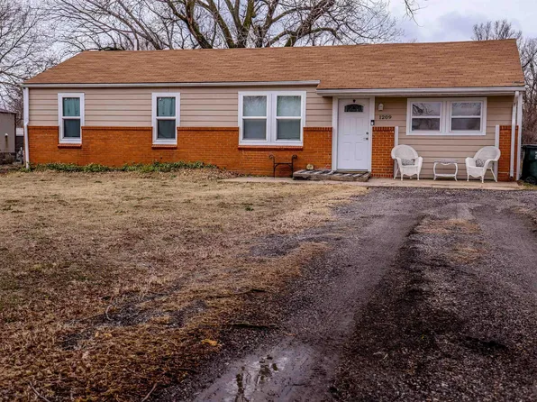 1209 N Kent Rd, Hutchinson, KS 67501