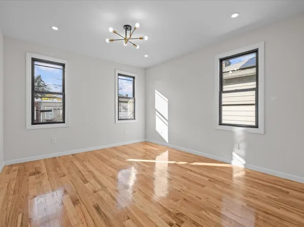 342 East 55th Street image 5 of 14