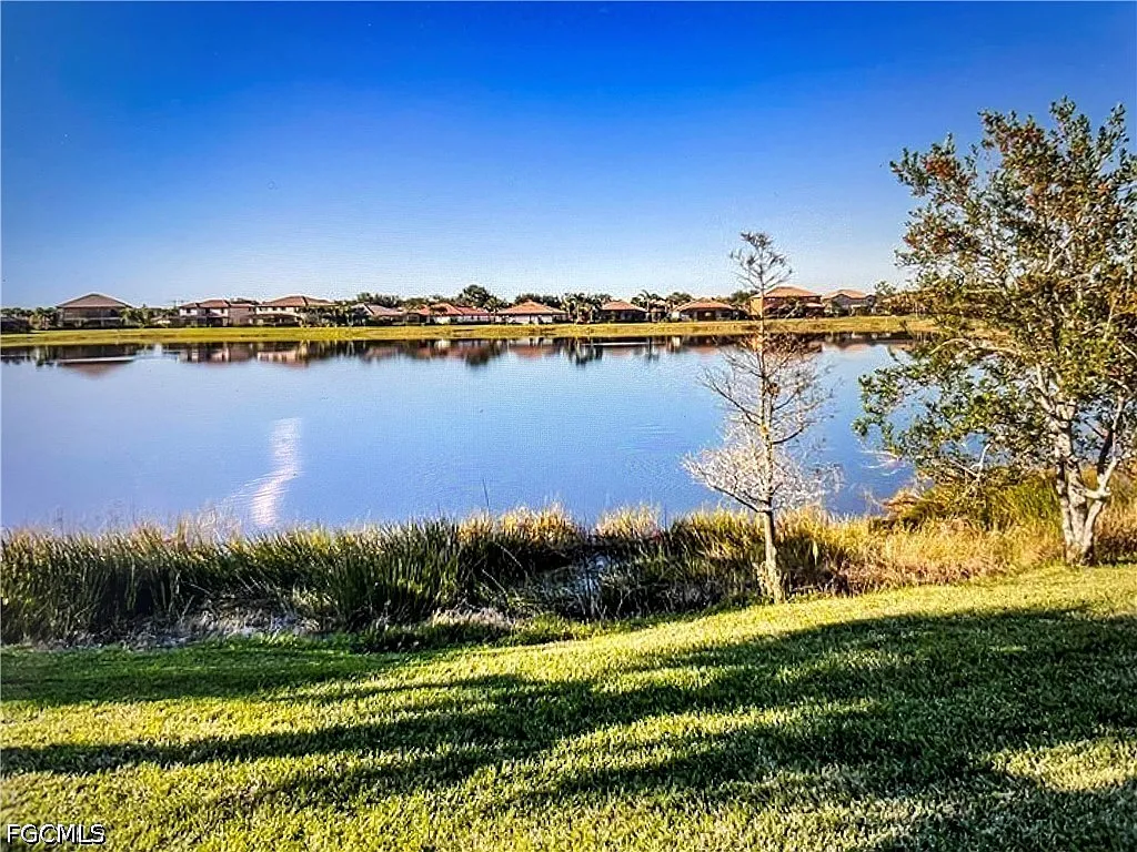 3 bed, 2.0 bath, 2054 sqft, $7,000 — Photo 4
