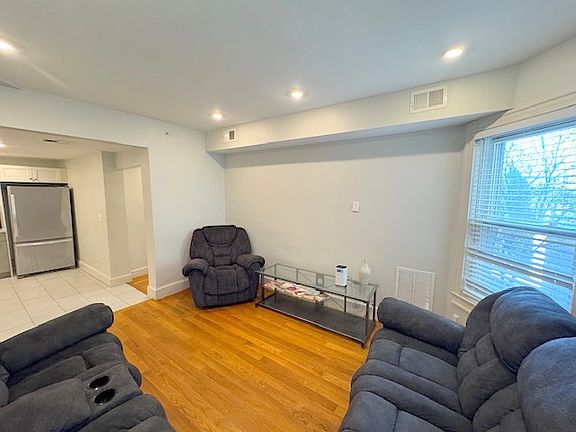 5th image of 1150 Bennington St #1