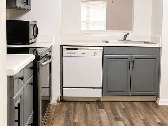 5th image of 110 Pasteur Ct