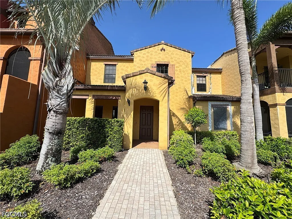 2 bed, 2.5 bath, 1361 sqft, $2,200 — Photo 1