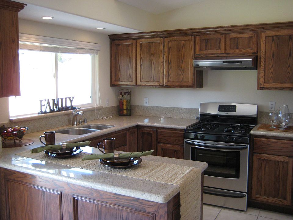 Custom Oak Cabinets & Granite Counter Top & Stainless Steel Appliances