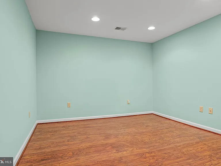 644 Robinson Ln — Photo 44