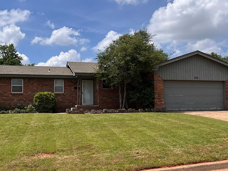 320 Elmwood Dr — Photo 6