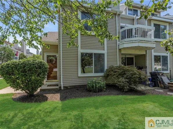 56 Farnham Sq #256, Parlin, NJ 08859
