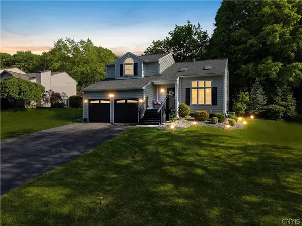 105 Vantage Dr, Camillus, NY 13031