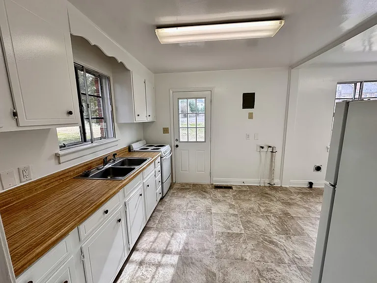 522 Elmhurst Rd — Photo 4