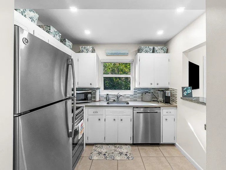 100 Venetian Dr #9 — Photo 11