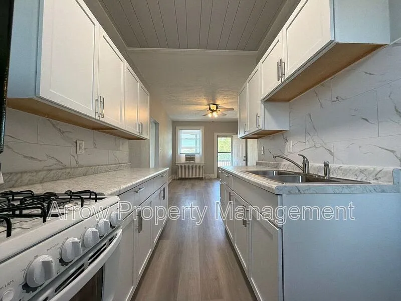 2 bed, 1.0 bath, 740 sqft, $850 — Photo 1