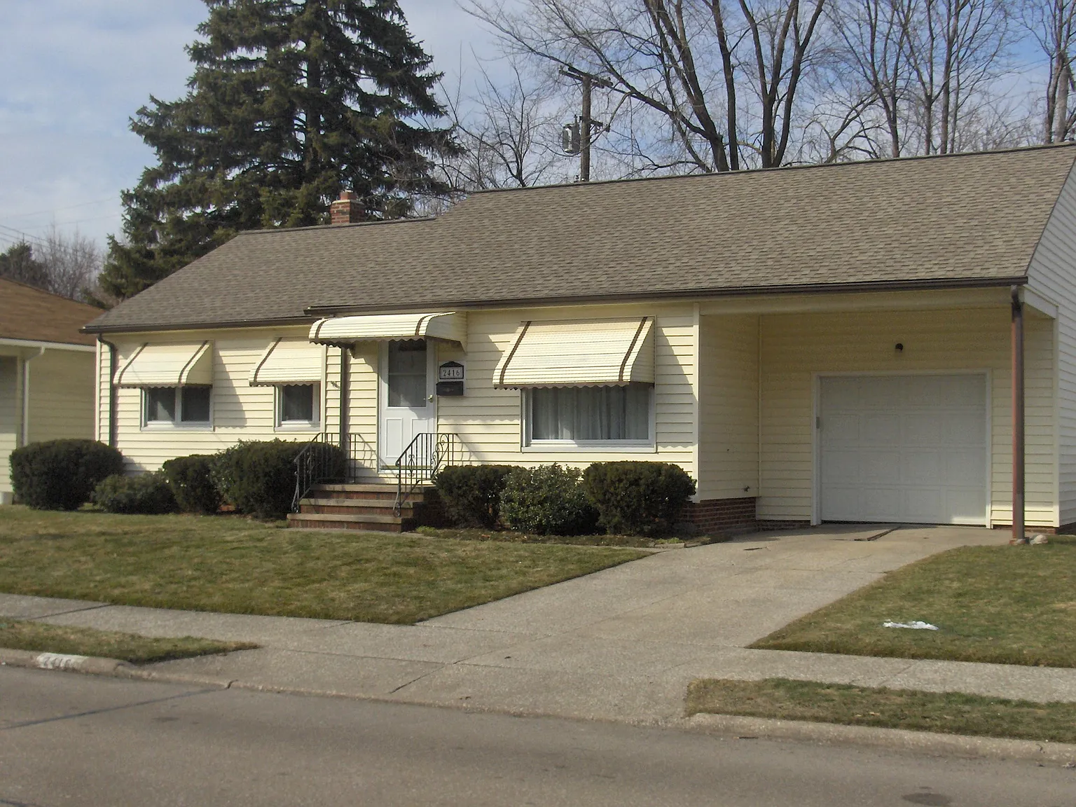 2416 Silverdale Ave photo 1