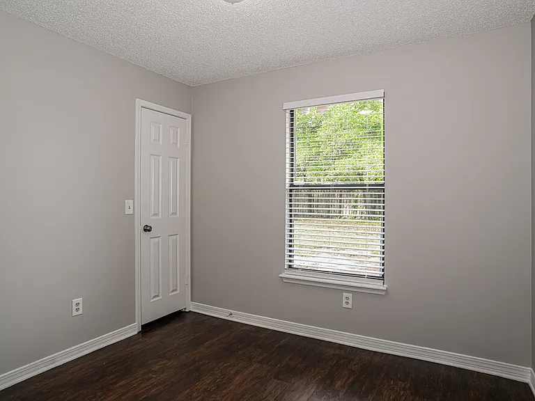 6221 Alfredo Dr W — Photo 14