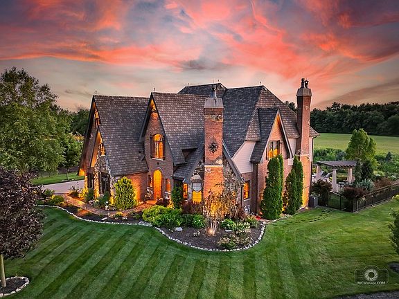 3rd image of 25536 Charlevoix Dr