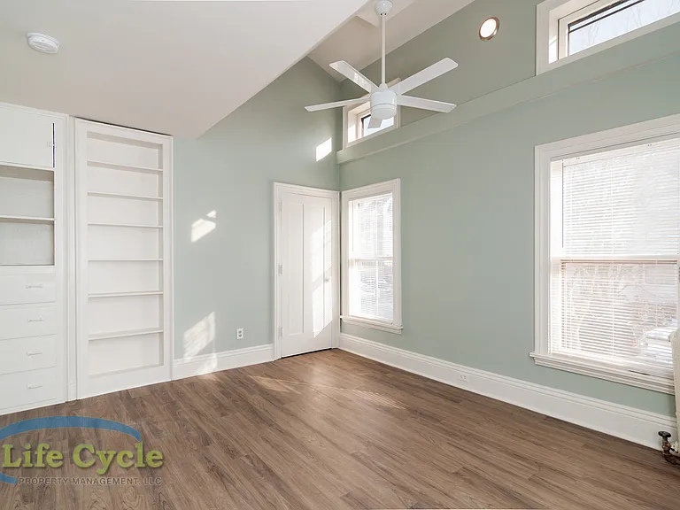 335 Washington St SE — Photo 8