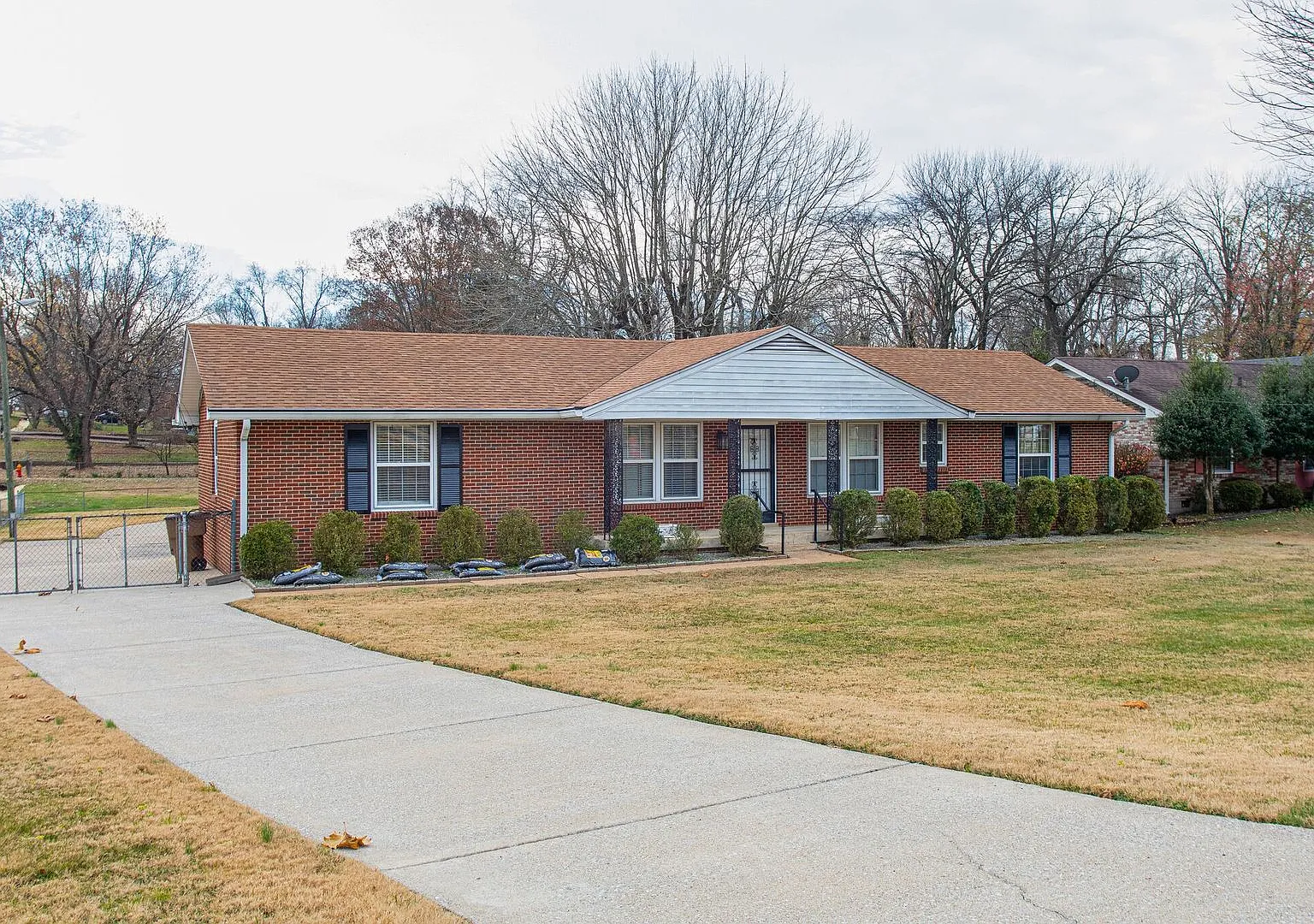 Stunning 4BE/2.5BA home at corner lot single story home! — Photo 2