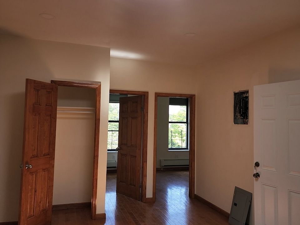 1st image of 944 Glenmore Ave Floor 2