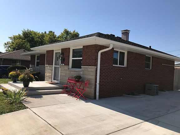 4th image of 602 Memorial Dr