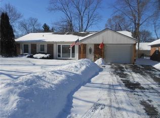 1952 Warwick Ave, Sylvan Lake, MI 48320
