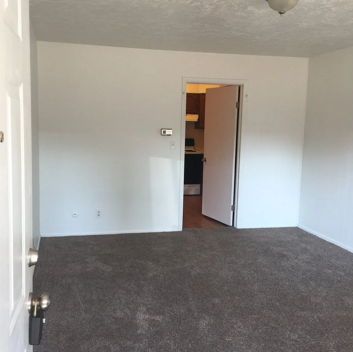 2 bed, 1.0 bath, 975 sqft, $995 — Photo 2