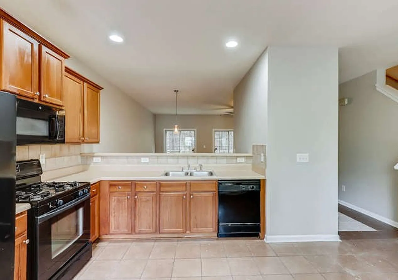 3 Story - 4 Bedroom Modern Townhome - Ask About our $250 Target Gift Certificate — Photo 3