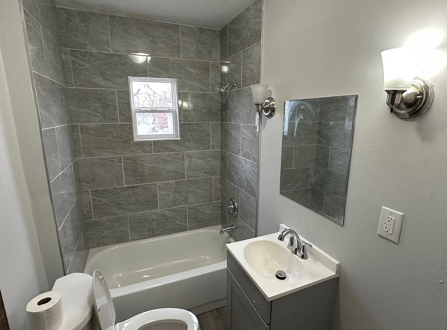 3 bed, 1000 sqft, $1,200 — Photo 3