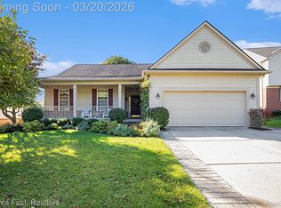 57677 Dakota Dr, New Hudson, MI 48165