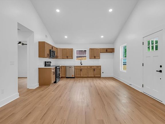 4th image of 904 E Decherd St